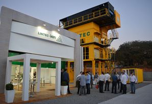 Visitantes no stand LINTEC-IXON en el segundo dia de feria